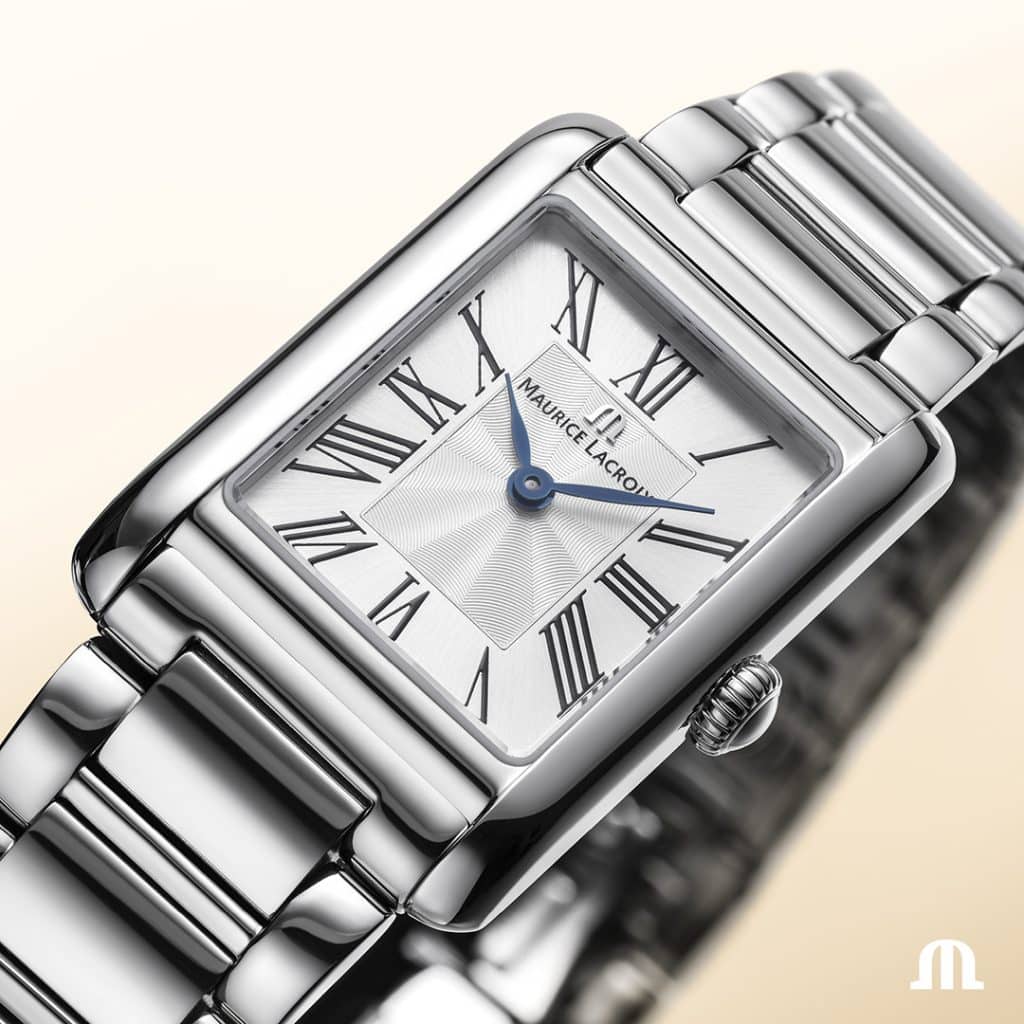 Maurice Lacroix sølv klokke på beige bakgrunn