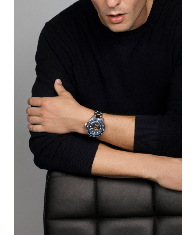 Alternative view of Rado Captain Cook High-Tech Ceramic 43 mm - R32128202