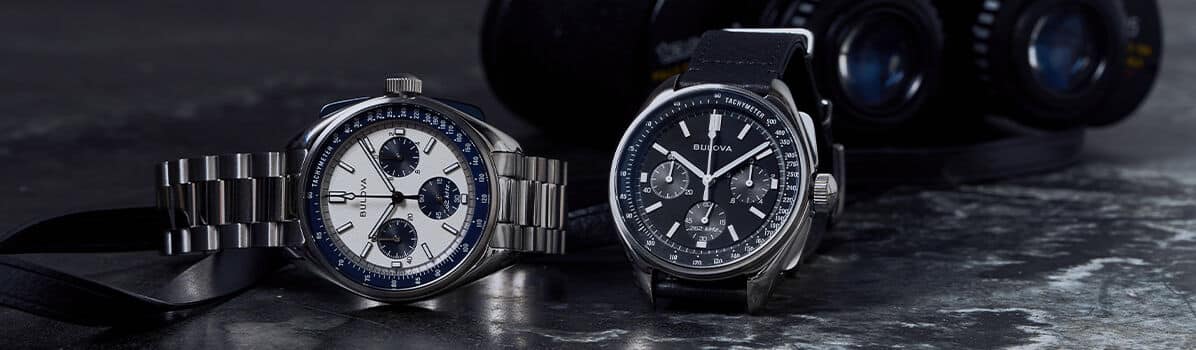 Miljøbilde av to Bulova archive series klokker liggende på et bord.