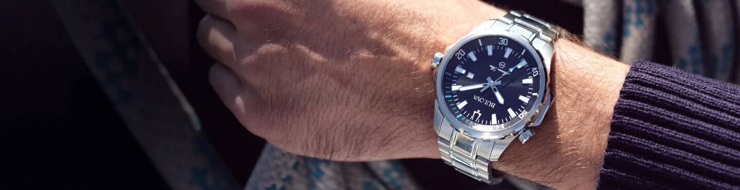 Miljøbilde av Bulova marine star klokke på håndleddet til en mann.